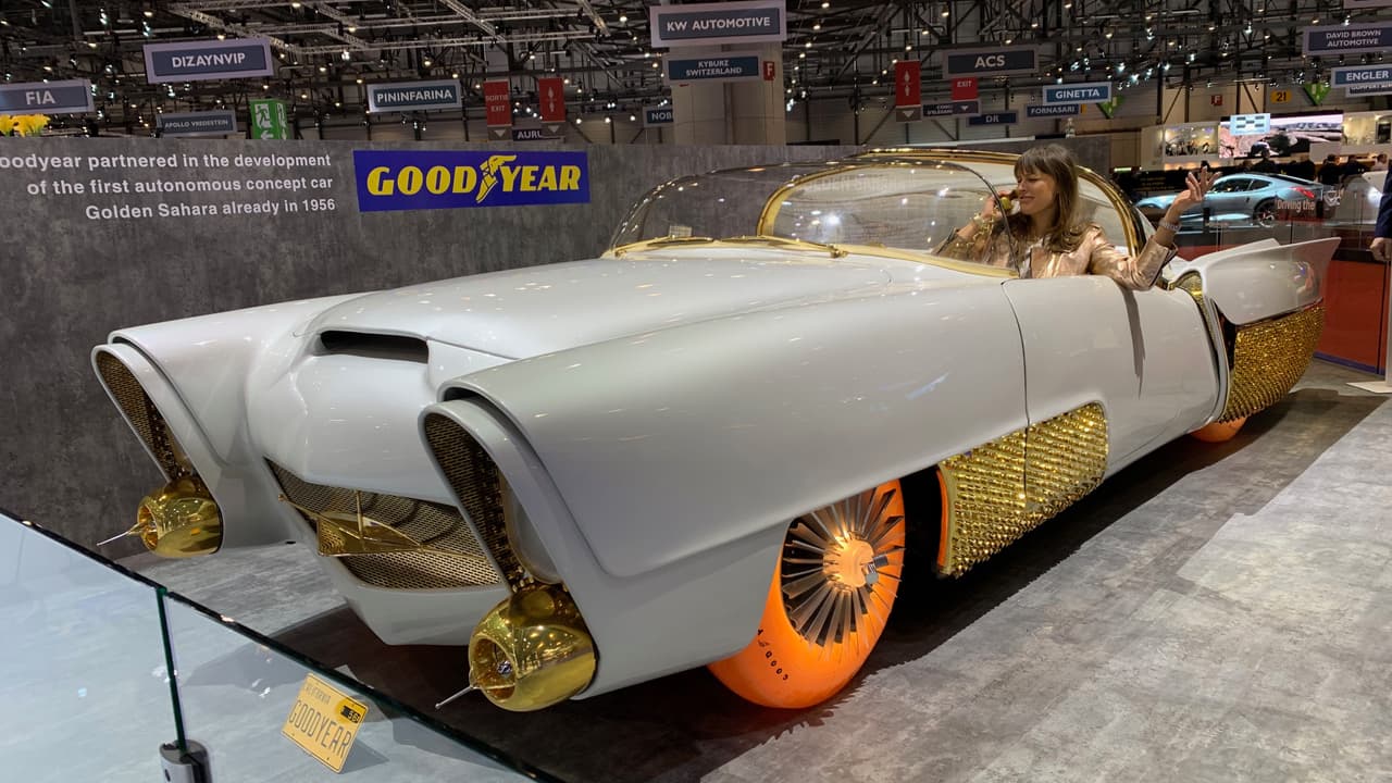 <h3 class="cms-H3-H3">Golden Sahara II</h3>
<br>El famoso constructor de carros hollywoodenses George Barris preparó este enorme 
<i>roadster</i> usando como base un Mercury Capri de 1953 destruido en un choque. El auto jugo el papel de carroza mágica en la comedia Cinderfella (que se puede traducir como Ceniciento) con Jerry Lewis en 1960, aunque su verdadero mérito reside en las tecnologías de manejo semi autónomo con que contaba. El Golden Sahara usaba sensores que activaban un crudo sistema de frenos automáticos de emergencia para evitar arrollamientos, y podía ser movido, aunque no por largas distancias, a control remoto.También son notables sus neumáticos transparentes iluminados, que Good Year produjo muy limitadamente en los años 60.
