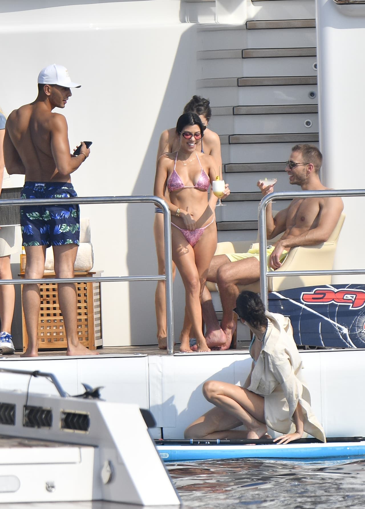 Toda la semana, las hermanas Kendall Jenner y Kourtney Kardashian han sido vistas disfrutando del sol en un yate en la localidad francesa de Antibes. Kourtney ha estado con su novio, Younnes, mientras Kendall Jenner ha optado por broncearse y pasear sobre un paddleboard y un jet-ski.
