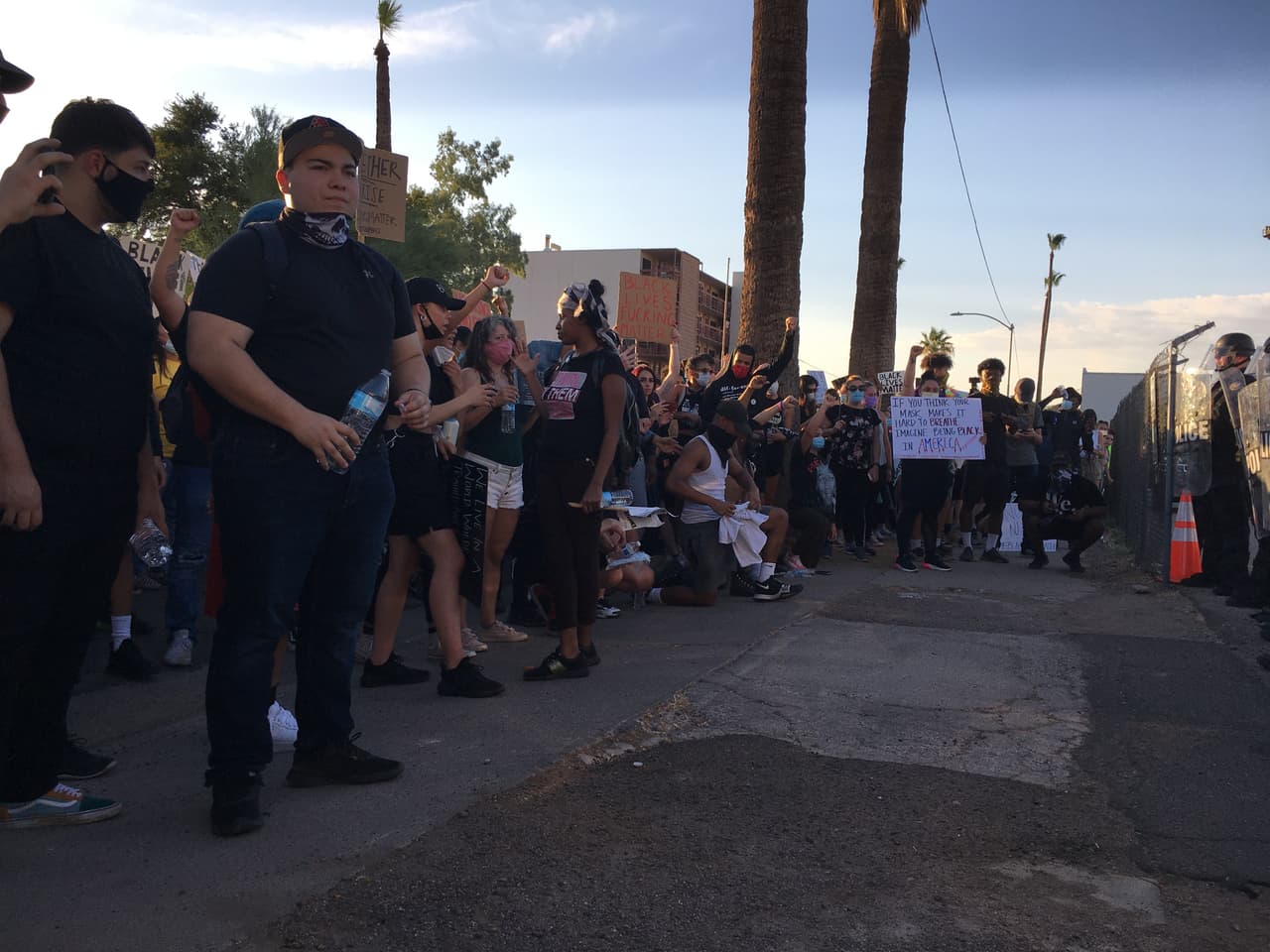 La temperatura en Phoenix llega a los 105 grados y los manifestantes esperaban respuesta de la policía a su solicitud.