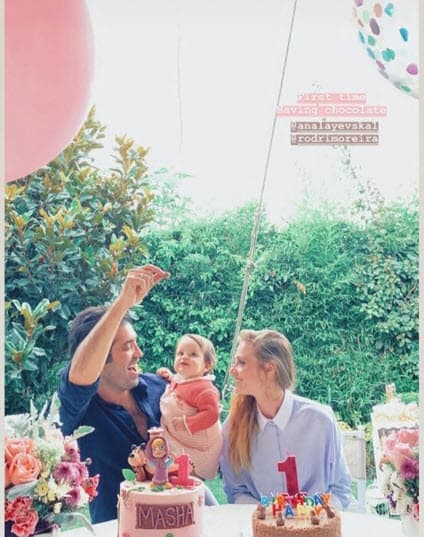 La actriz organizó una fiesta de cumpleaños para su primogénita y también le escribió un mensaje en Instagram: “Hace un año tuve esa cita perfecta del amor más puro y mágico. Del que te cambia la vida y te vuelve mejor persona. ¡Feliz cumpleaños mi hermosa Masha! ¡Ya tienes 1 año! Gracias por existir y por permitirme conocerte y ser tu mamá”.
<br>