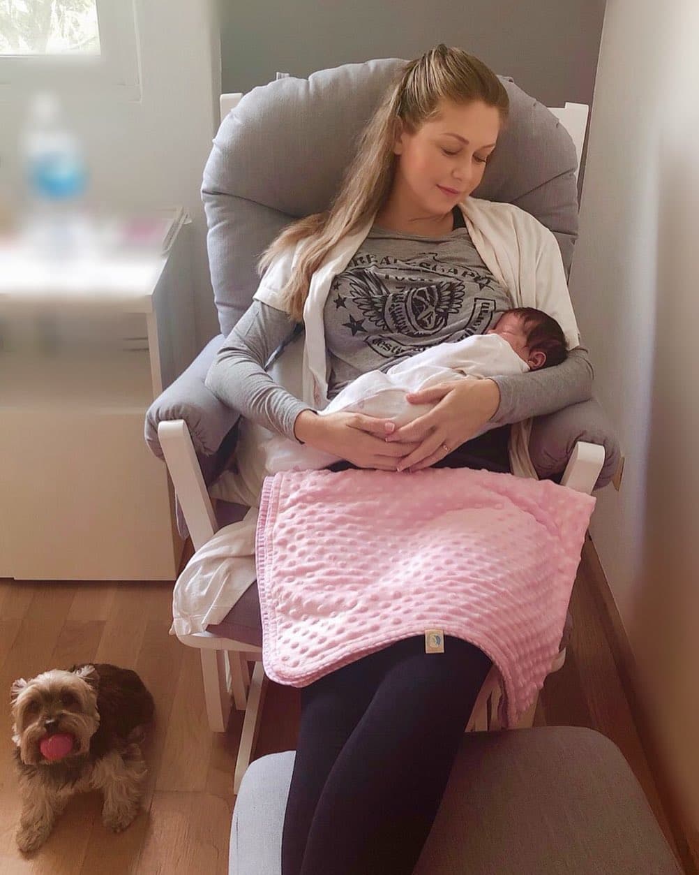 La actriz señaló en la entrevista que fue complicado para los médicos encontrar qué era lo que provocaba los síntomas a su pequeña.