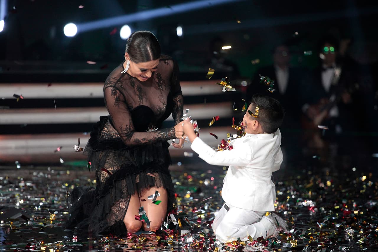 Galilea no dudó en levantar los papeles de colores que caían del techo.