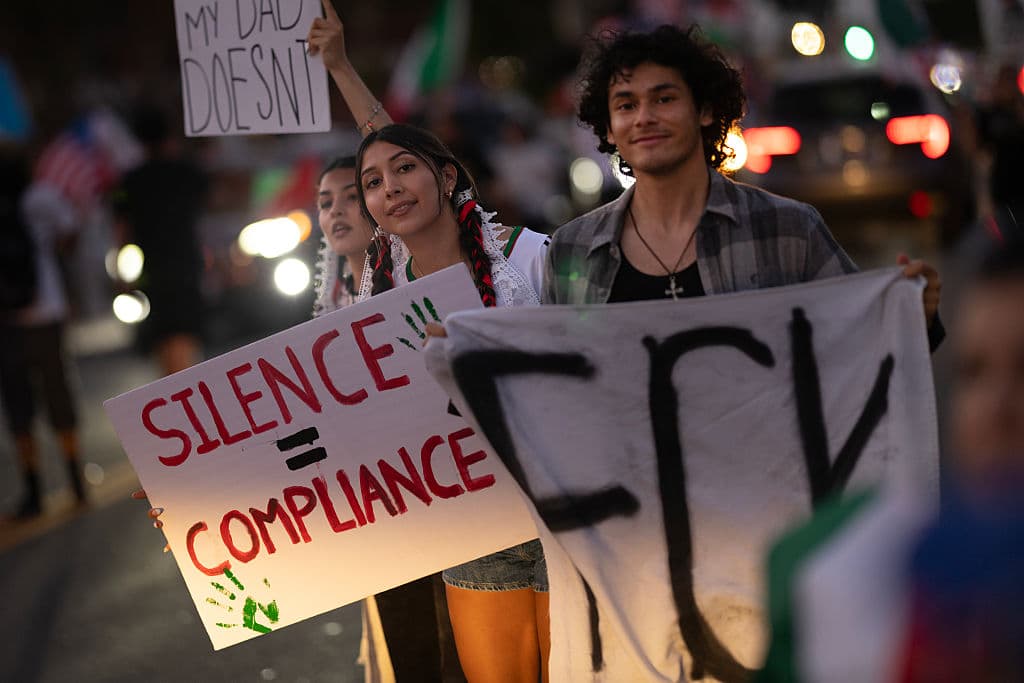 Preliminarmente, a través de familiares se conoció que entre los arrestados están
<b>Adrián Andrew Martínez</b>, de 20 años y cuyos familiares afirman es ciudadano estadounidense.
<br>
<br>Otro es
<b>Francisco Urizar,</b> a quien su hija identificó como conductor de un camión de tortillas.
<br>
<br>La manifestación del martes, en la que esta joven (al centro) expresó que
<b>quedarse en silencio es ser cómplice</b>, podría no ser la última en Pico Rivera.