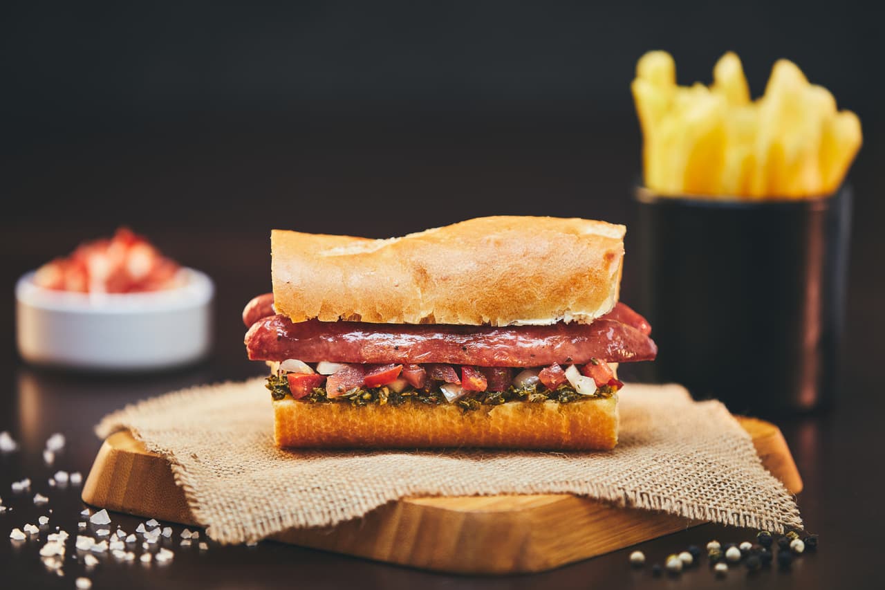 <b>Puesto 5. Choripán</b>
<br>
<br>Un clásico de la comida callejera argentina. El sándwich consiste en un chorizo y una variedad de condimentos y vegetales dentro de un pan crujiente. Se vende principalmente en puestos de comida callejeros en toda América Latina.
<br>