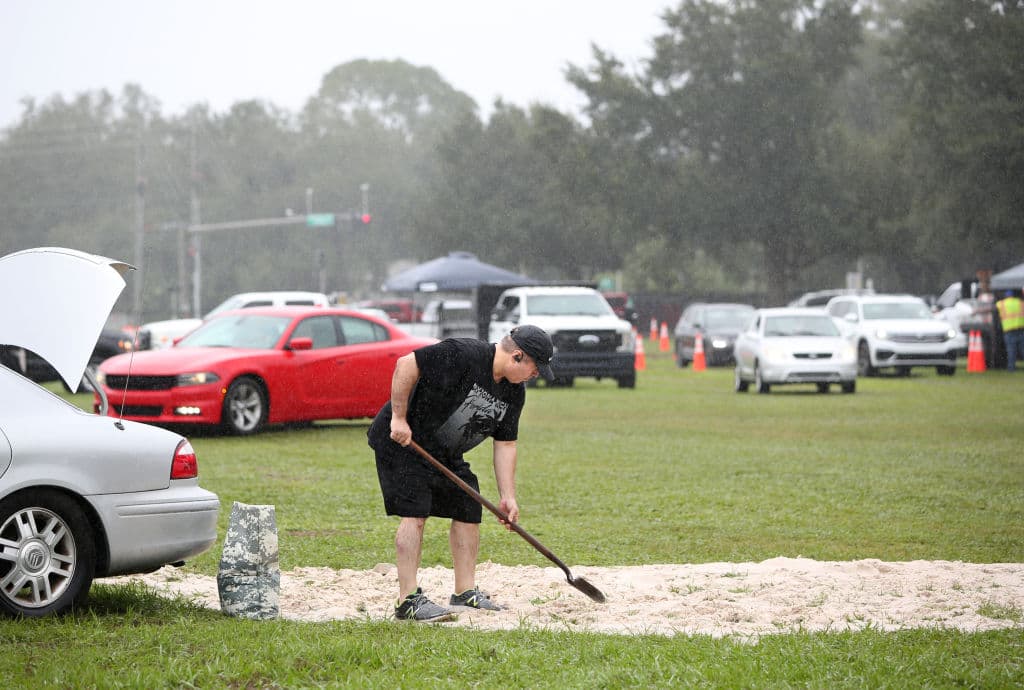 En 
<b>Kissimmee</b>, donde amaneció lloviendo este domingo, residentes salieron temprano a buscar bolsas de arena que les permitan proteger sus viviendas de inundaciones.