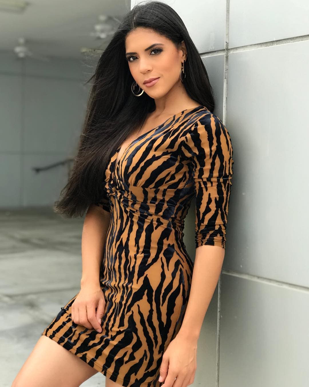 Expertos refieren que el estampado de los animales se hizo popular en Estados Unidos a finales de la década de los sesenta. Esta moda sigue vigente y la exreina de Nuestra Belleza Latina nos da una probadita de cómo llevarlo.
<br>