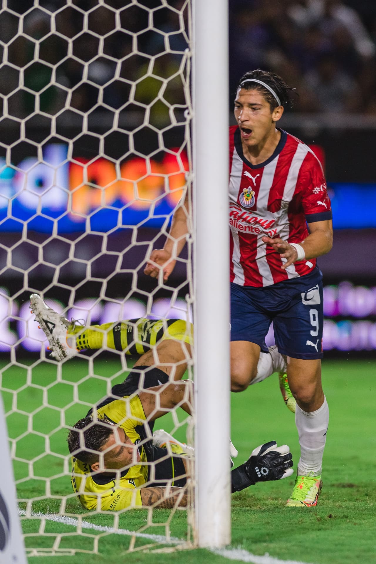 Vikonis detuvo el disparo pero el Ingeniero no perdonó en el rebote.