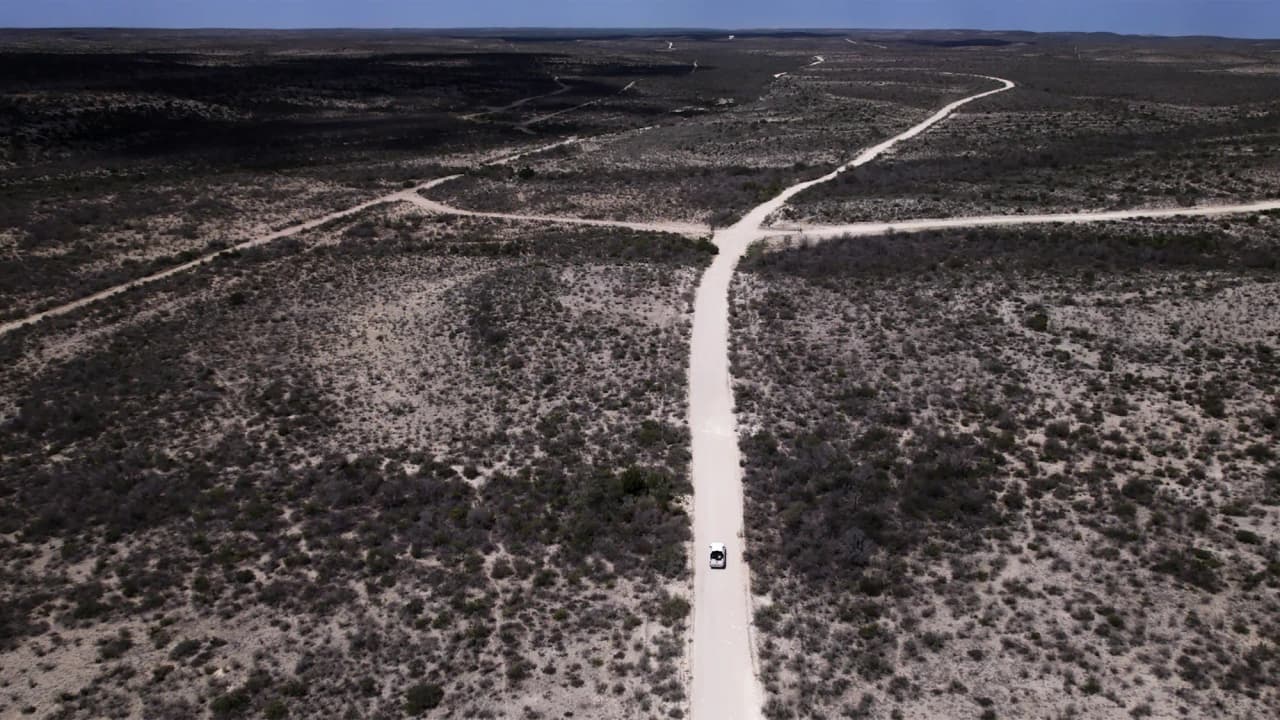 Joe Frank Martínez patrullando en el condado de Val Verde, un extenso territorio rural el triple de grande que el Estado de Rhode Island, que comparte 177 kilómetros (110 millas) de frontera con México.