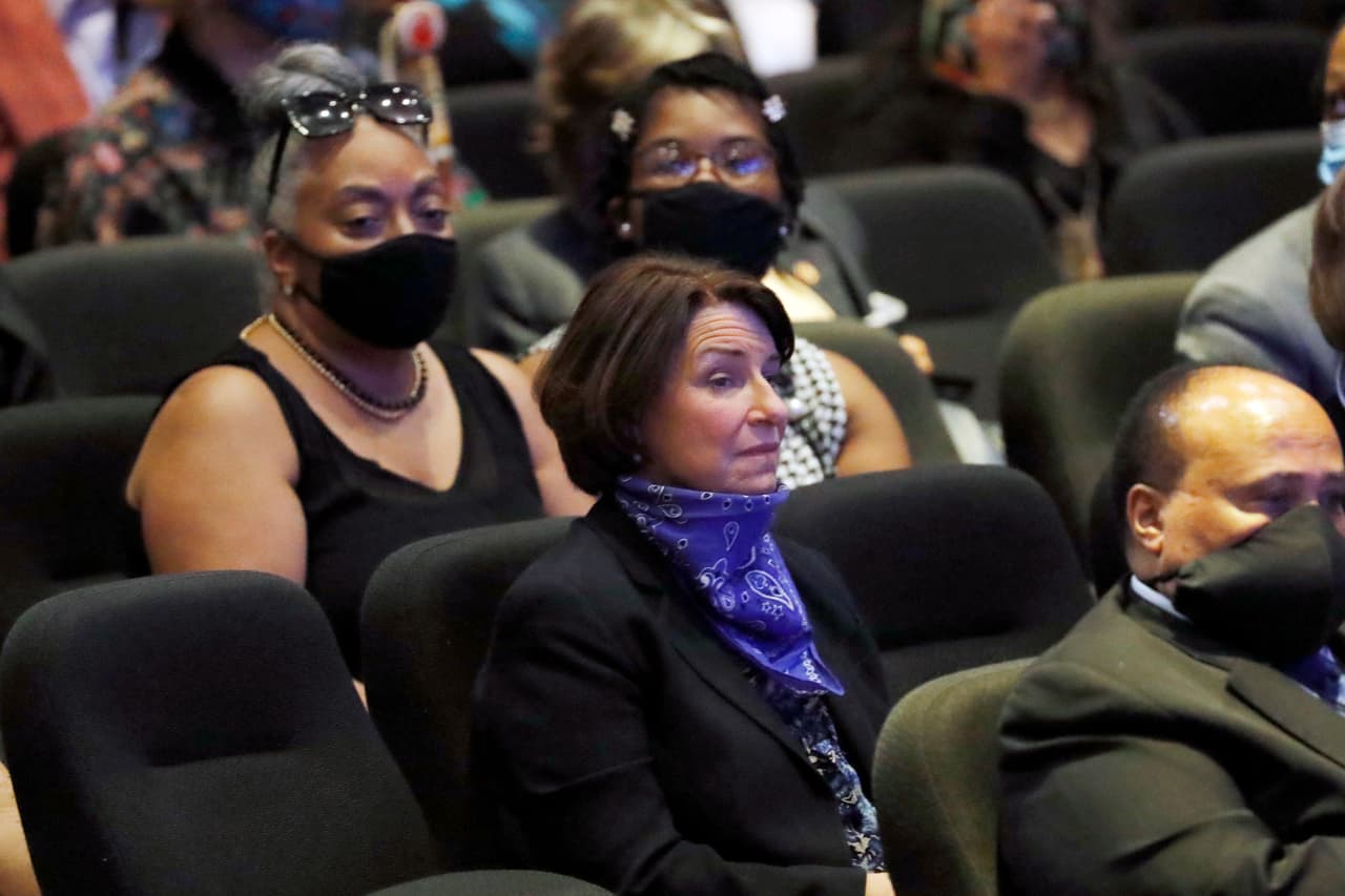 La senadora demócrata de Minnesota Amy Klobuchar también asistió a la ceremonia.