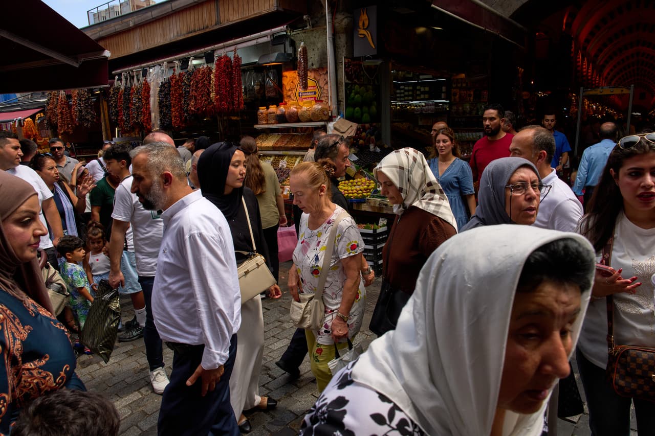 La multitud llena las calles del distrito comercial de Estambul.