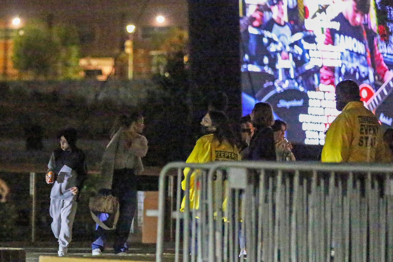 La pareja ha provocado que sus respectivos hijos se involucren en su relación. Varias veces
<b> <a href="https://www.univision.com/famosos/jlo-ben-affleck-juntos-5-hijos-primera-vez-fotos" target="_blank">se les ha visto en salidas familiares</a></b> con el grupo de adolescentes. 
<br>