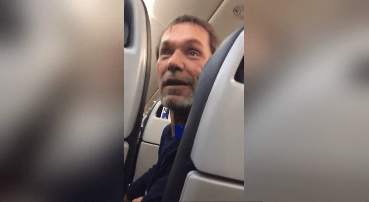 "Adiós racistas": pasajeros de un avión se alegran tras la expulsión de un hombre que insultó a paquistaníes