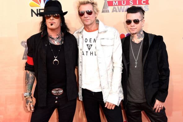Nikki Sixx llegó muy bien acompañado con otros integrantes de la banda.