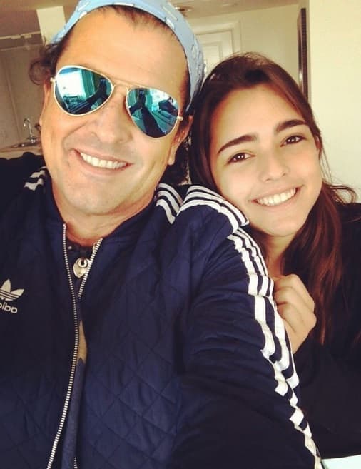 Lucy Vives es la hermosa hija de Carlos Vives, una chica que ha aprendido a atreverse a afrontar nuevos retos, igual que su intrépido padre...