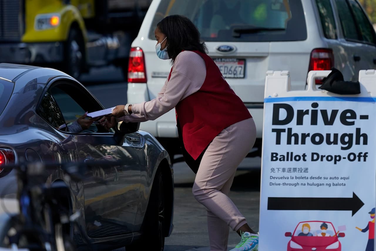 Para evitar el contacto directo, varios centros de votación cuentan con carriles 'drive thru' o funcionarios de casilla que pueden recoger tu boleta electoral sin necesidad de que tengas que abandonar tu vehículo. En la imagen, una trabajadora electoral en el Chase Center de San Francisco.