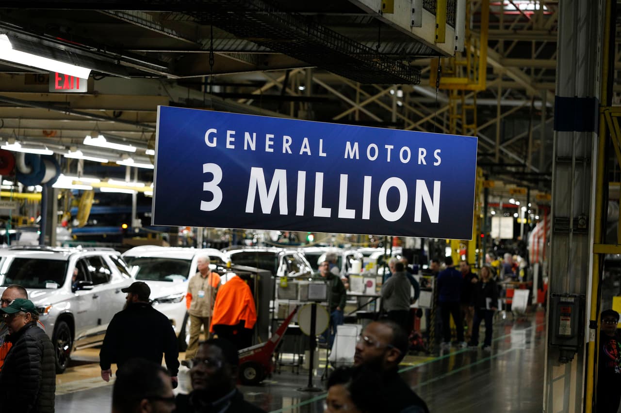 <b>Puesto 19. General Motors. Trabajadores suspendidos: 6,500.</b> La automotriz hizo el anuncio el 26 de marzo y afirmó que estos empleados serán compensados con parte de su salario. 
<a href="https://www.univision.com/noticias/dinero/un-record-de-26-millones-han-pedido-el-subsidio-por-desempleo-en-eeuu-aunque-se-desacelera-el-ritmo">Vea aquí nuestro artículo sobre la cantidad récord de solicitudes de subsidio por desempleo en EEUU</a>