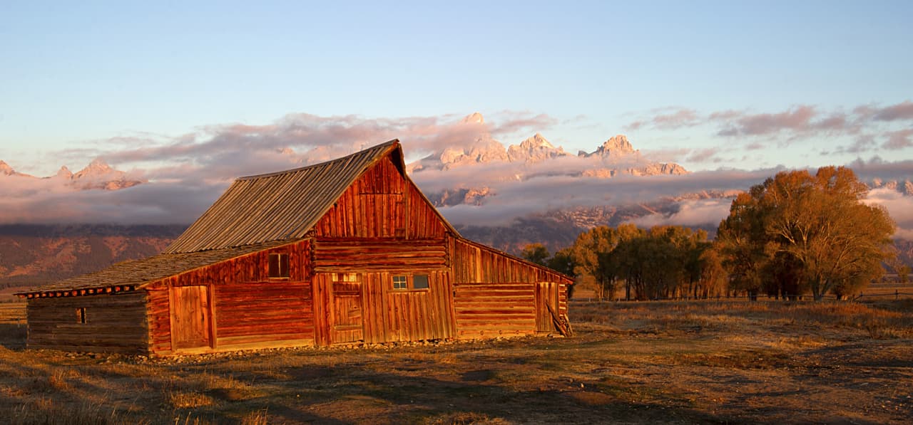 El ascenso de la irregular silueta de la cordillera Teton contrasta con la planicie del valle cubierto de salvia y los lagos glaciales en su base. Atrae a casi cuatro millones de visitantes por año. 
<a href="https://www.nps.gov/grte/espanol/index.htm"><u>https://www.nps.gov/grte/espanol/index.htm </u></a>