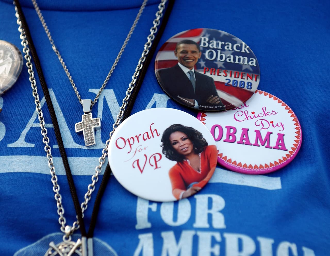 <b>Oprah VP</b>. Algunos partidarios de Obama pedían que Oprah Winfrey acompañara al entonces senador en su fórmula presidencial. Hace dos décadas cuando el actual mandatario 
<a href="https://www.univision.com/temas/donald-trump">Donald Trump</a> coqueteaba con una posible candidatura presidencial, consideraba a la presentadora como una excelente compañera como vicepresidenta. La fotografía muestra la camisa de una partidaria de Obama con chapas de apoyo a Winfrey para vicepresidenta durante un mitin político en Columbia, Carolina del Sur, 2007.