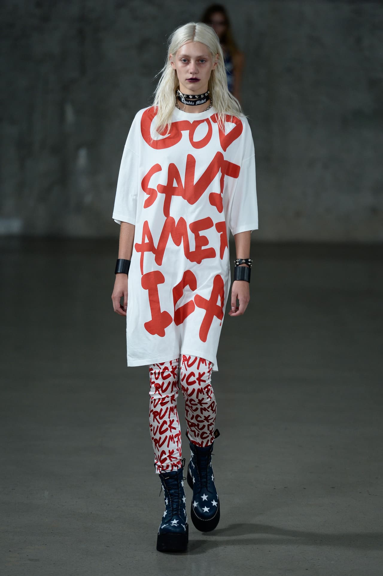 Después de que
<i>leggins</i> y camisetas se llenaran del slogan, apareció otro modelo que ratificaba que esta era hasta ahora la más políticas de las colecciones de la marca. 'God save América' (Dios salve a América) se podía leer en los diseños de esta firma que tiene una filiación cercana con el punk y con íconos como David Bowie.
<br>