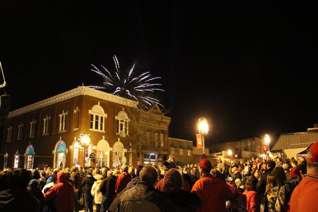 <b><a href="https://www.thepossumdrop.com/" target="_blank">Tallapoosa</a></b>. A unos 45 minutos al oeste de Atlanta por la I-20, encontrará la ciudad de Tallapoosa, conocida formalmente como Possum Snout. Tallapoosa recibe el Año Nuevo dejando caer una zarigüeya de peluche llamada Spencer. Disfruta de una Zona Infantil, bandas en vivo, fuegos artificiales e incluso un Rey y una Reina Possum en The Possum Drop.