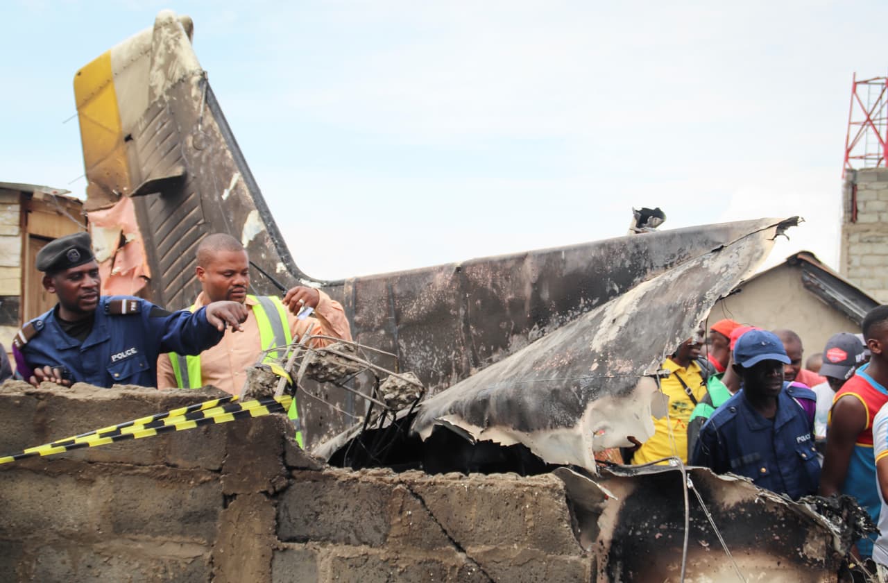 Un avión que transportaba al menos a 17 pasajeros se estrelló el domingo poco después de despegar en la ciudad oriental de Goma, en la República Democrática del Congo, matando a los que iban a bordo y también a personas en tierra, dijeron las autoridades.