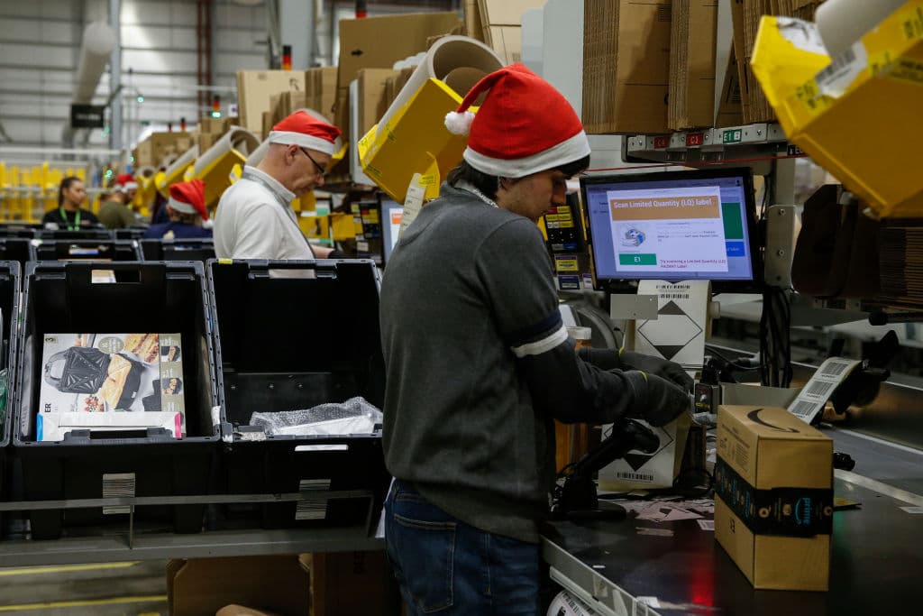 Los trabajadores de un centro de Amazon se preparan para los pedidos de el Viernes Negro y el Cyber Monday.