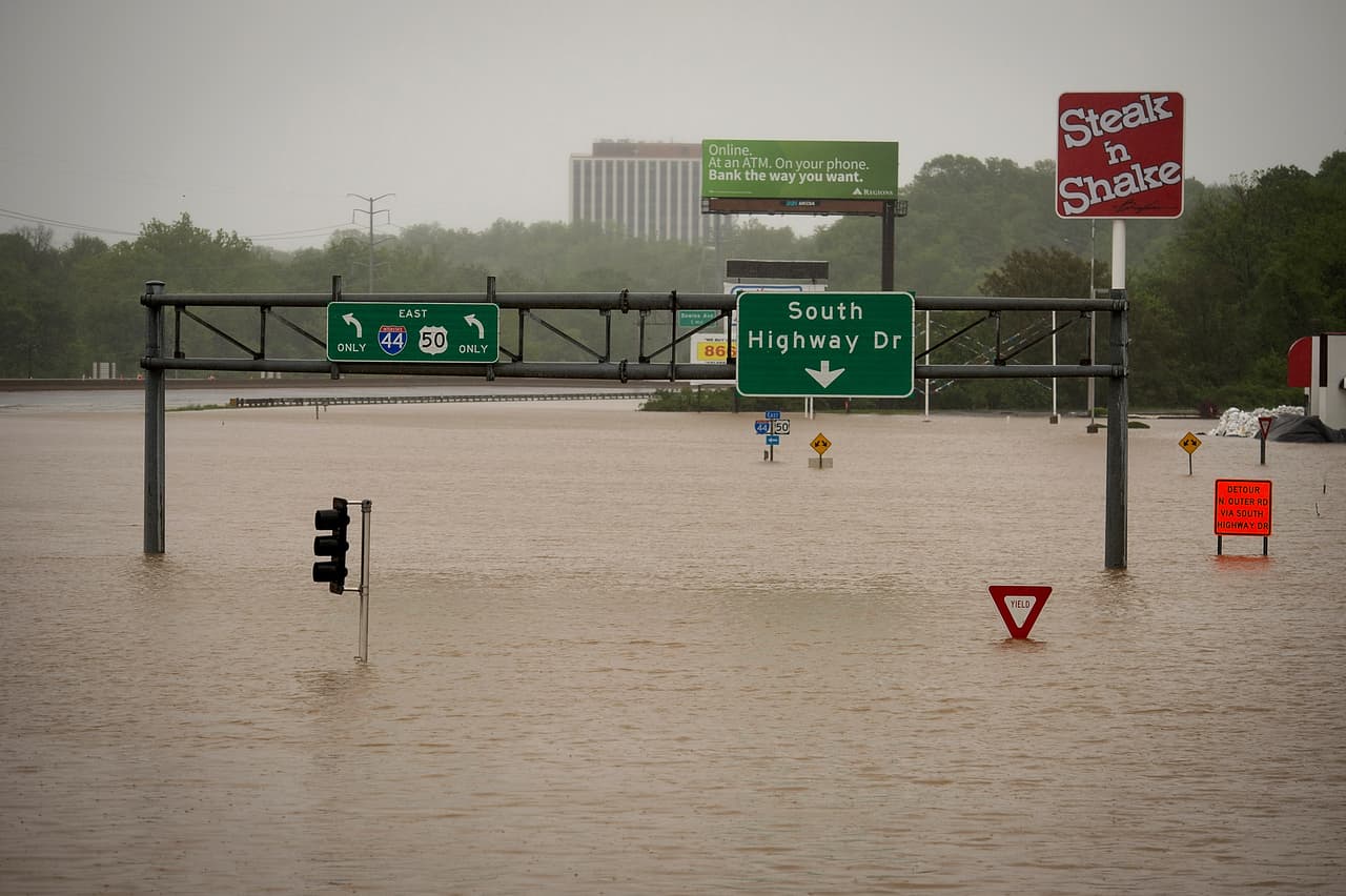 <b>Inundaciones en Arkansas y Missouri </b>(25 de abril al 7 de mayo de 2017). Fuertes precipitaciones causaron inundaciones históricas en múltiples ríos del Medio Oeste. También hubo daños en estados del centro y el sur. Los más afectados fueron Missouri, Arkansas y el sur de Illinois. En la imagen se observa cómo quedó sumergida la autopista Highway 41 en Valley Park, Missouri. 
<b>Costo Estimado: 1,800 millones de dólares</b>.