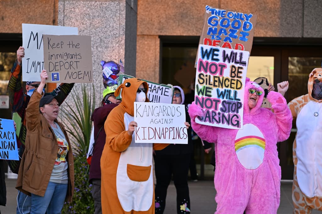 A las afueras del Capitolio, durante varios meses ha habido protestas contra el desempeño de Kristi Noem al frente del DHS, pero la funcionaria seguía contando con el respaldo del presidente republicano.