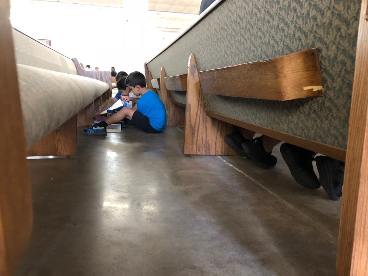 Mientras sus madres solicitaban ayuda, los niños dibujaban. Algunos ya estaban preguntando cuándo volvían sus papás, señalaron.