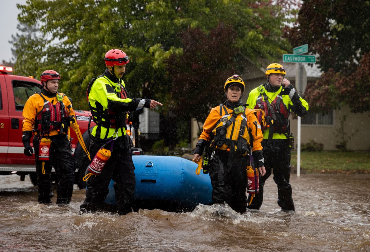 Rescatistas asistiendo a los residentes de Santa Rosa. Según las autoridades se han roto varios récord de lluvias y las precipitaciones también han golpeado los picos de la sierra Nevada de California.
<br>