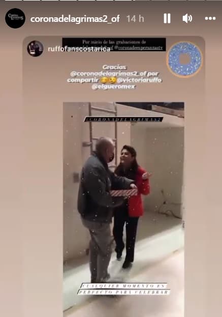 El 'Güero' Castro se paseó por el set para repartir donas a todos los que se encontraban allí y Victoria Ruffo fue una de las primeras en tomar una de la caja, mostrando que existe armonía y camaradería en el equipo de trabajo.