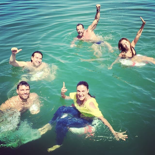 A través de sus redes sociales, los famosos amigos documentaron el viaje que hicieron juntos. Aquí los vemos el 29 de abril en el Mar de Galilea.