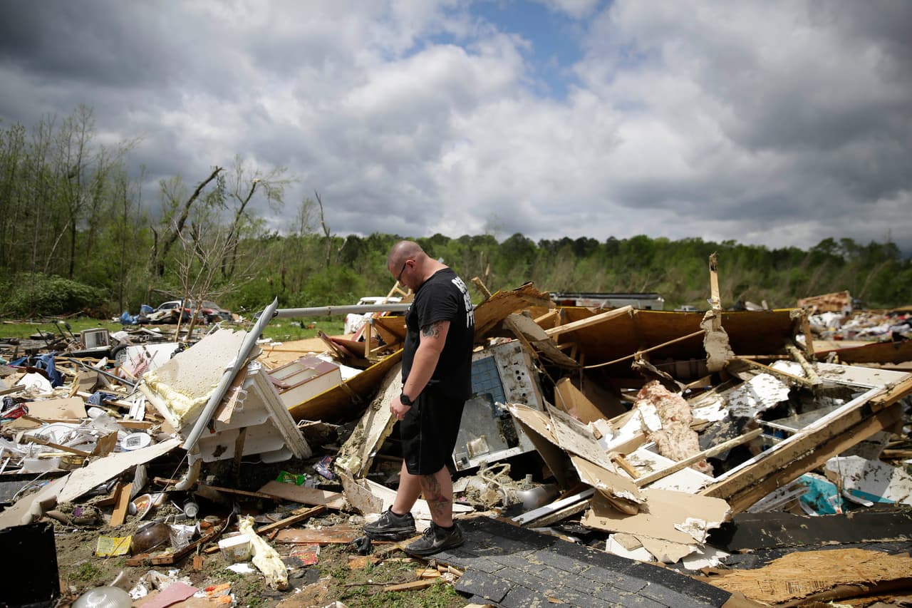 La gobernadora de Alabama, Kay Ivey, tuvo que suspender las normas de distanciamiento social y algunas personas con cubrebocas se apiñaron en refugios para situaciones de tormentas. En la fotografía los escombros dejados por la tormenta en Chatsworth.