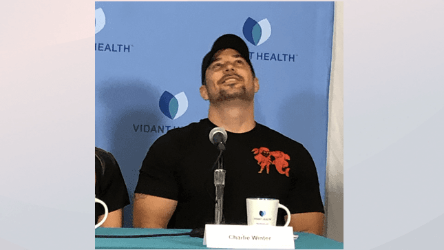 Charlie Winter sonríe al pensar que festejará el día del padre con sus hijas