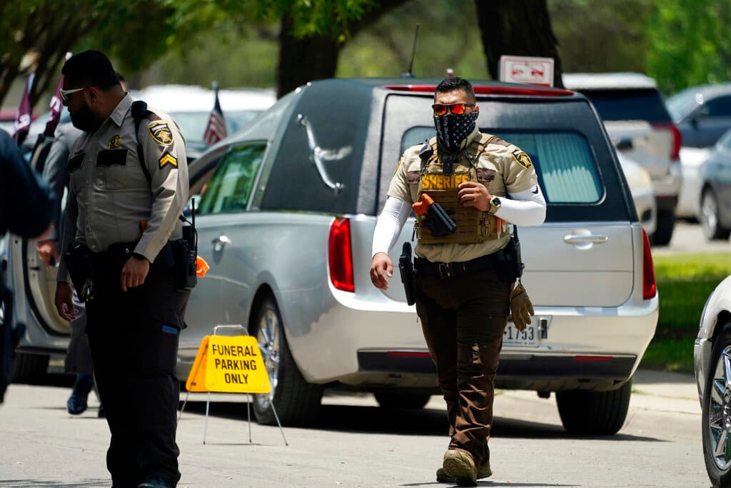 La policía ayuda a dirigir el tráfico en el funeral de José Flores Jr. en la Iglesia Católica del Sagrado Corazón