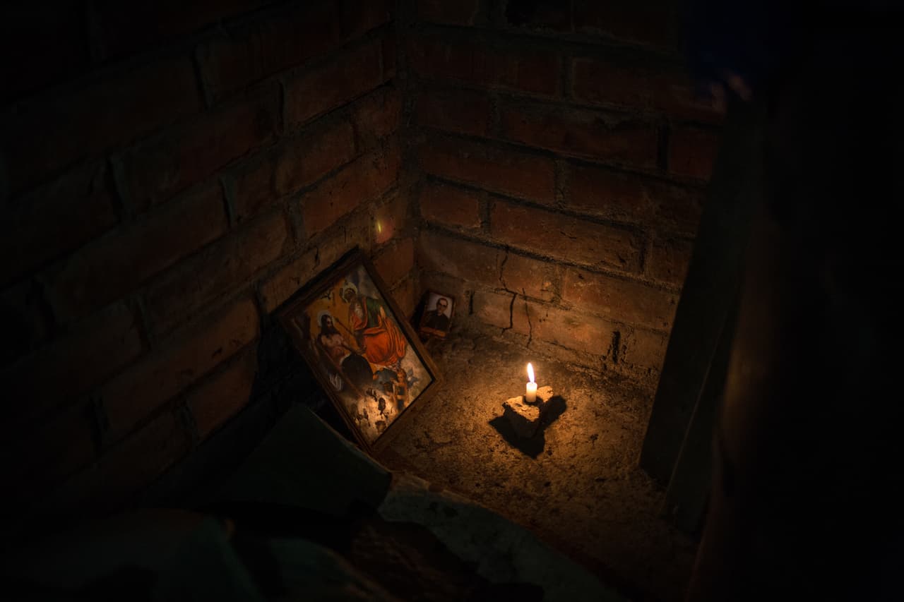 La abuela tiene estampas de Monseñor Arnulfo Romero y La Santísima Trinidad bajo la luz de una vela, las 24 horas del día. Desde que su hija, su yerno y sus nietos se fueron, ya ha recibido numerosas amenazas de pandilleros para que revele el paradero de sus familiares. "Para mí, pues, están lejos, pero están vivos", dice, sin esperanza de volver a verlos.