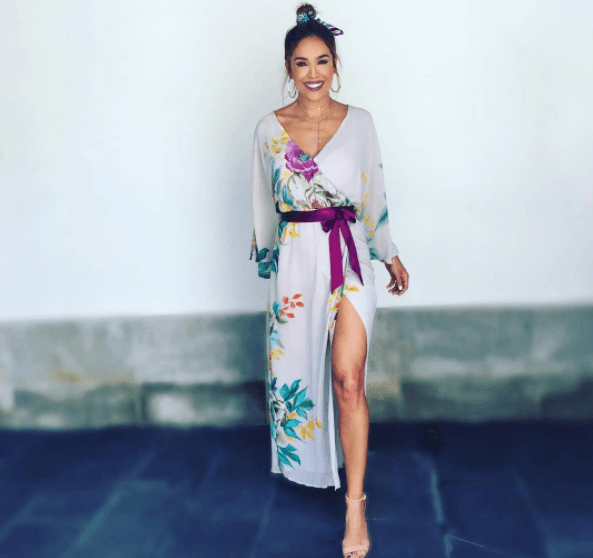 La moda oriental es tendencia en este 2017 y Karla lució este coqueto vestido tipo kimono.
