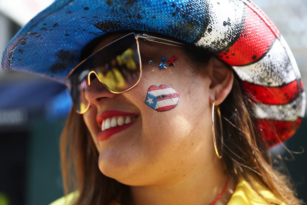 Este año, el desfile también rindió homenaje a destacados artistas puertorriqueños del arte urbano y contemporáneo, como la leyenda del grafiti Lee Quiñones y la historiadora de arte Yasmín Ramírez.
