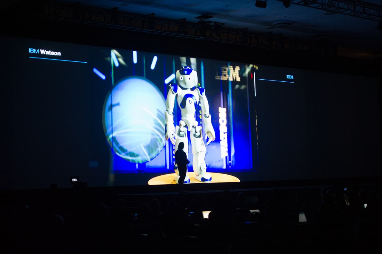 La supercomputadora que te conseguirá novio y hace bailar Gangnam Style a un robot