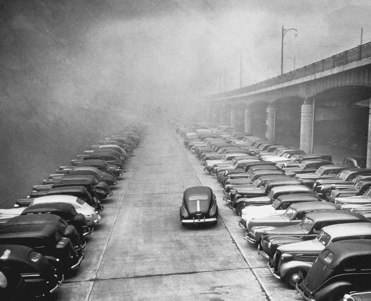 “Automóviles en el humo”. 1940.