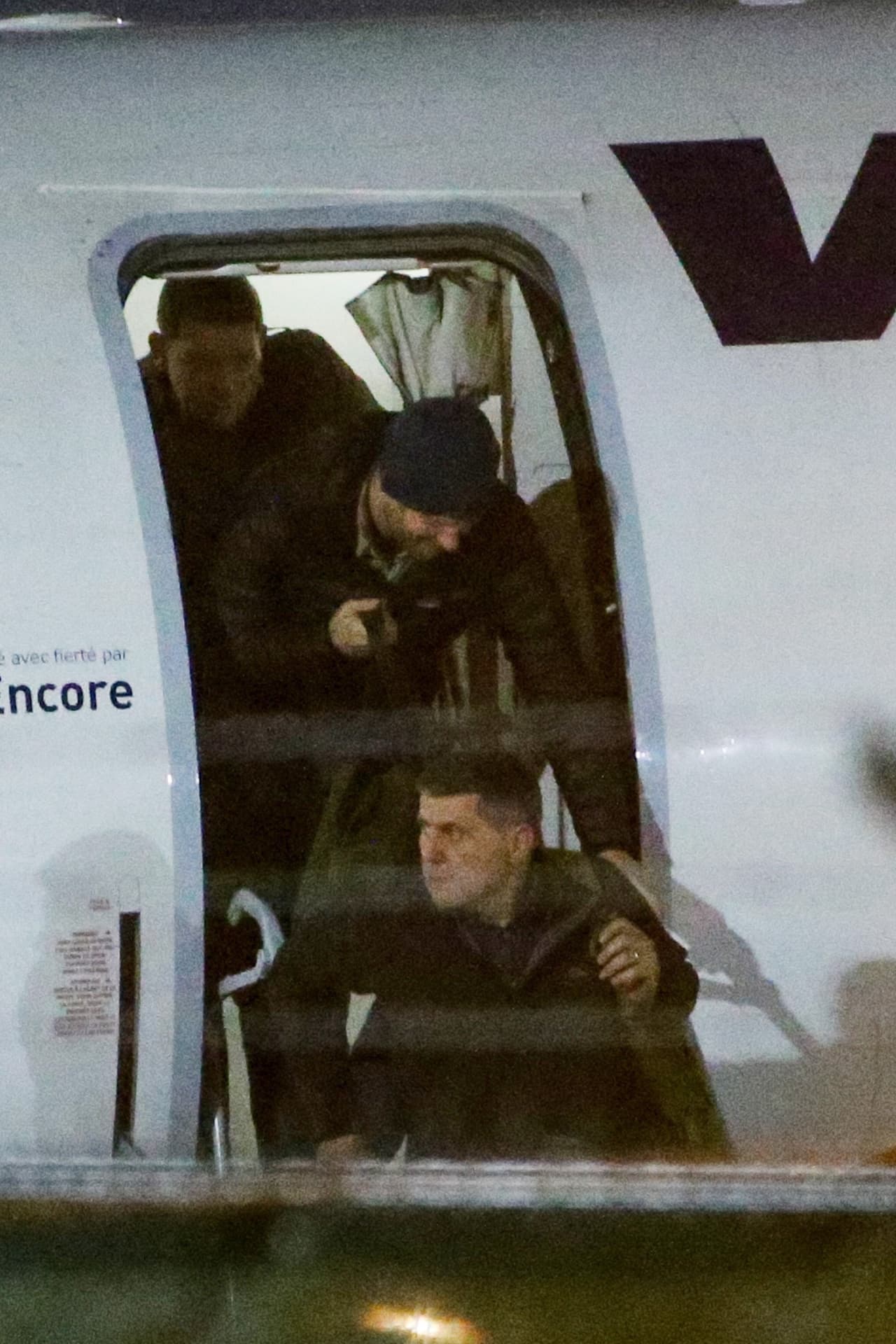 Cargando solo una mochila verde, usando una chamarra negra y un gorro, 
<b><a href="https://www.univision.com/famosos/en-menos-de-8-minutos-el-principe-harry-explica-con-tristeza-que-el-y-meghan-markle-no-tenian-otra-opcion-fotos">el príncipe Harry</a></b> fue captado este lunes en la noche, al descender del avión, en el aeropuerto internacional de Victoria, Canadá.