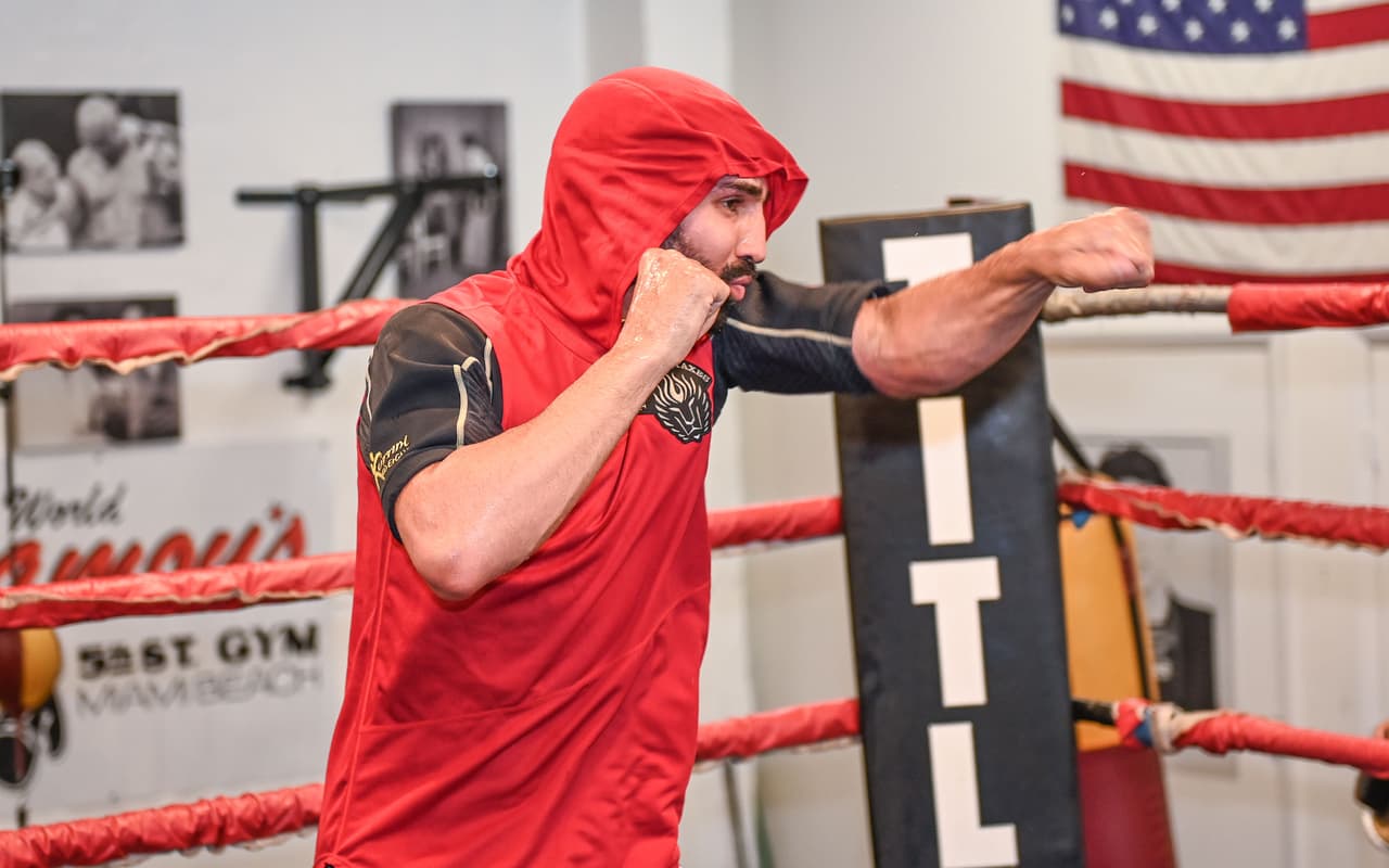 Paul Malignaggi y Artem Lobov finalmente podrán arreglar sus diferencias en el entarimado del 'boxeo en esteroides', Bare Knuckle Fighting Championship, este sábado en Florida.
