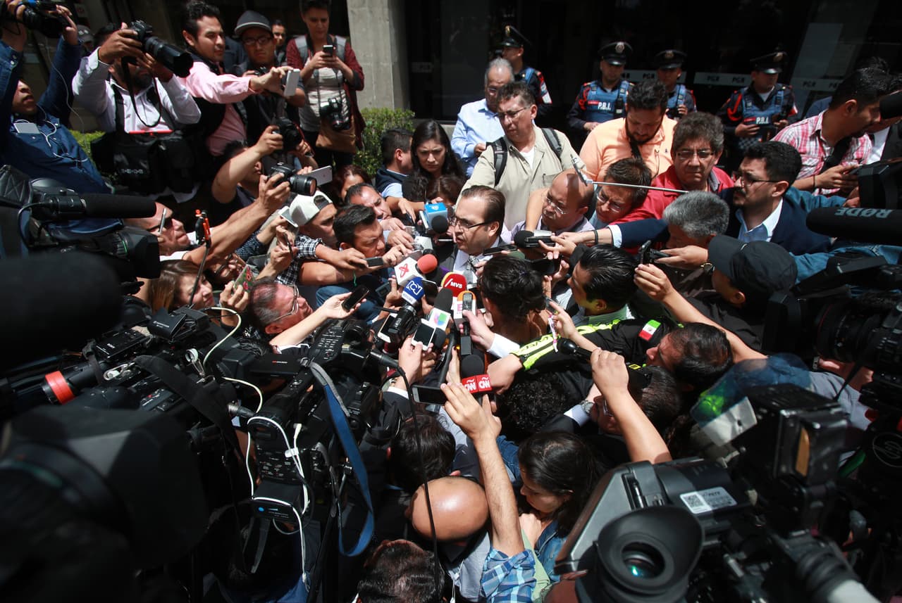 Antes de huír de México, a Javier Duarte le tocó dar explicaciones a los periodistas.