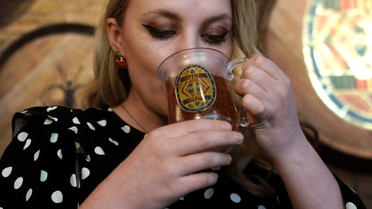 Luna tomando cerveza de mantequilla