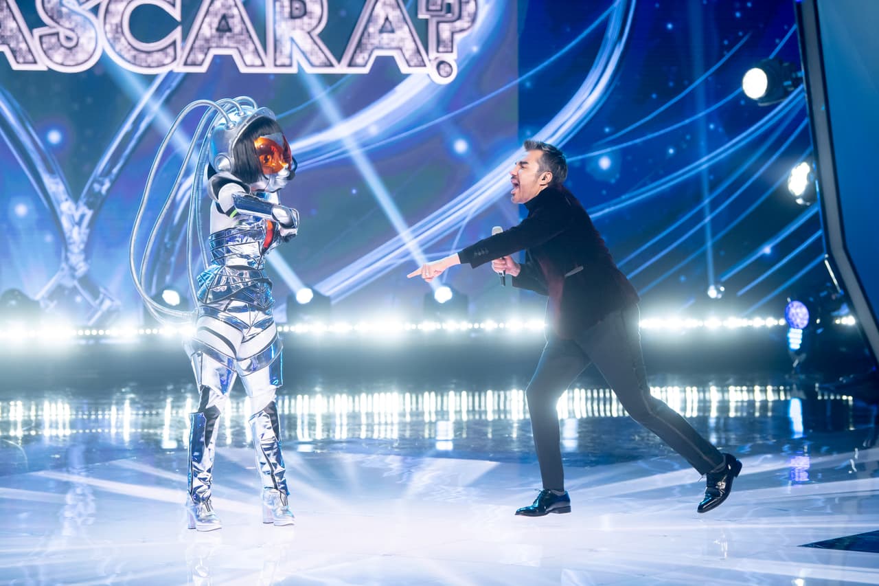 Al grito de “¡Fuera máscara, fuera máscara!”, Androide poco a poco dejó ver su identidad.