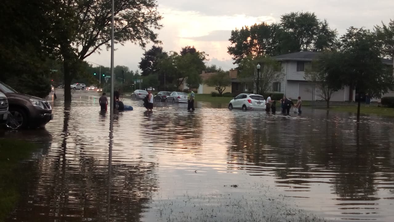 Tienden una mano a residentes de Illinois afectados por las tormentas del pasado 10 de agosto