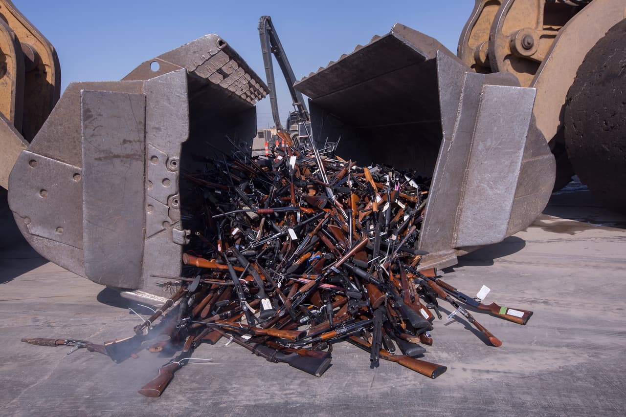 Esta destrucción de armas es realizada por la policía de Los Angeles desde hace 25 años, de acuerdo con ABC.