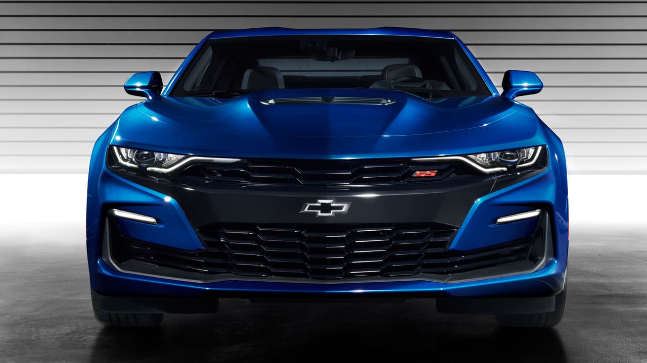 Las versiones SS ahora tienen una
<b> nueva entrada de aire </b>sobre el rediseñado cofre. El color azul, Riverside Slue, es nuevo dentro de esta versión. Aún queda por conocer cómo será la cara de la versión ZL1 y que Chevrolet anuncie la fecha de llegada al mercado del Camaro 2019. Lo único que se sabe es que será antes de que acabe este año.