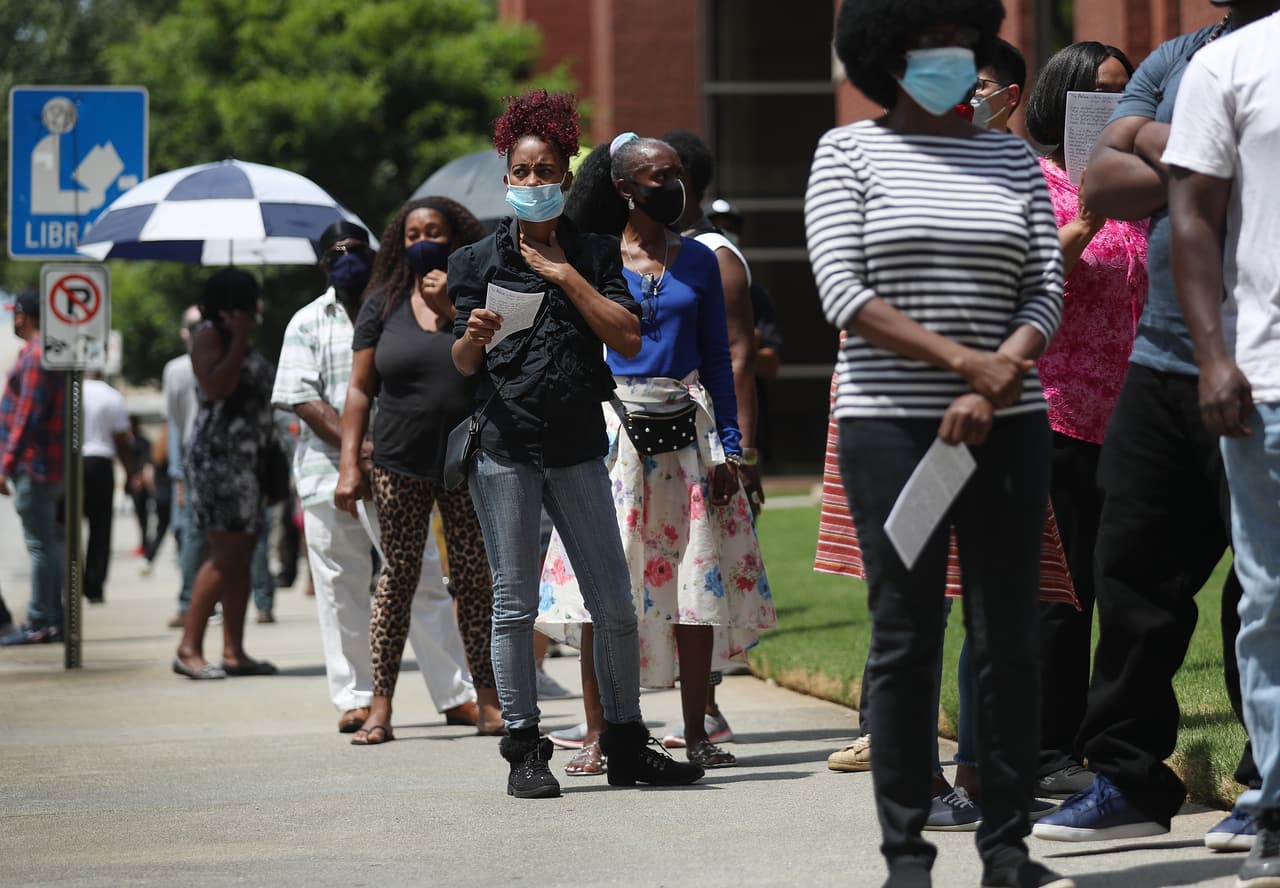 La gente hace cola a las afueras de la Iglesia Ebenezer en Atlanta para ver a Rayshard Brooks.