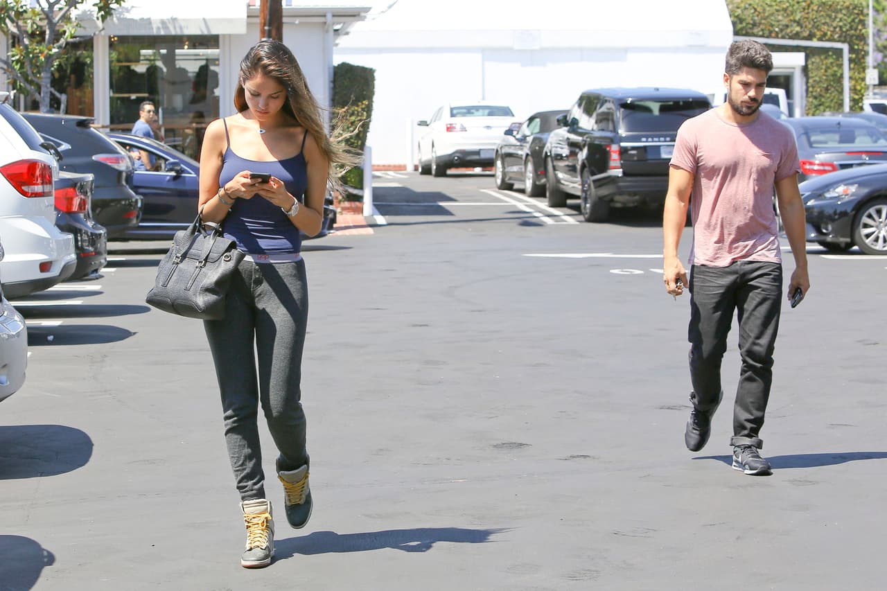 Cuando era novia de DJ Cotrona le prestaba más atención a su móvil que a su galán.